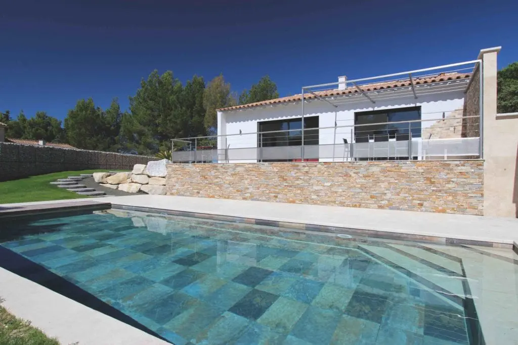 Ambiance Piscine scaled sur VotreCarrelage.com