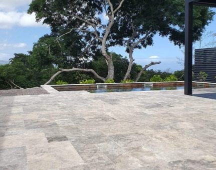 Travertin silver chez Votrecarrelage