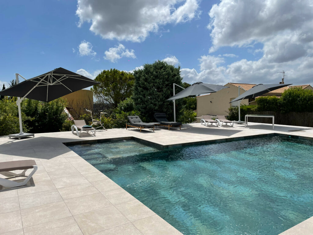 Comment choisir son carrelage extérieur avec Votrecarrelage.com ? | VotreCarrelage.com Carrelage imitaiton pierre de bali piscine scaled 1 sur VotreCarrelage.com