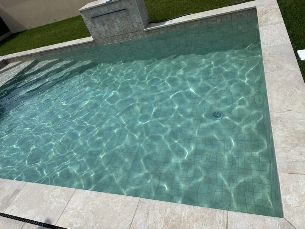 Carrelage piscine effet pierre