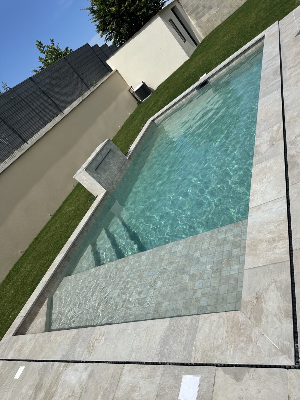 Carrelage piscine effet pierre