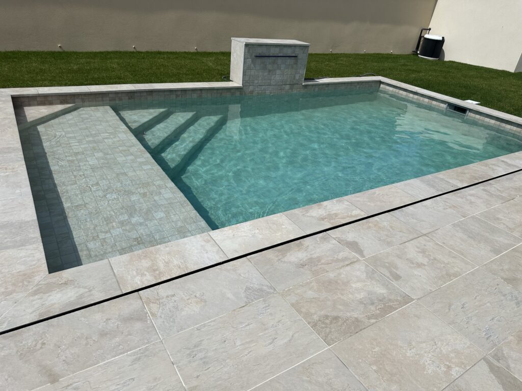 Carrelage piscine effet pierre