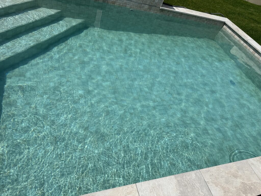 Carrelage piscine effet pierre