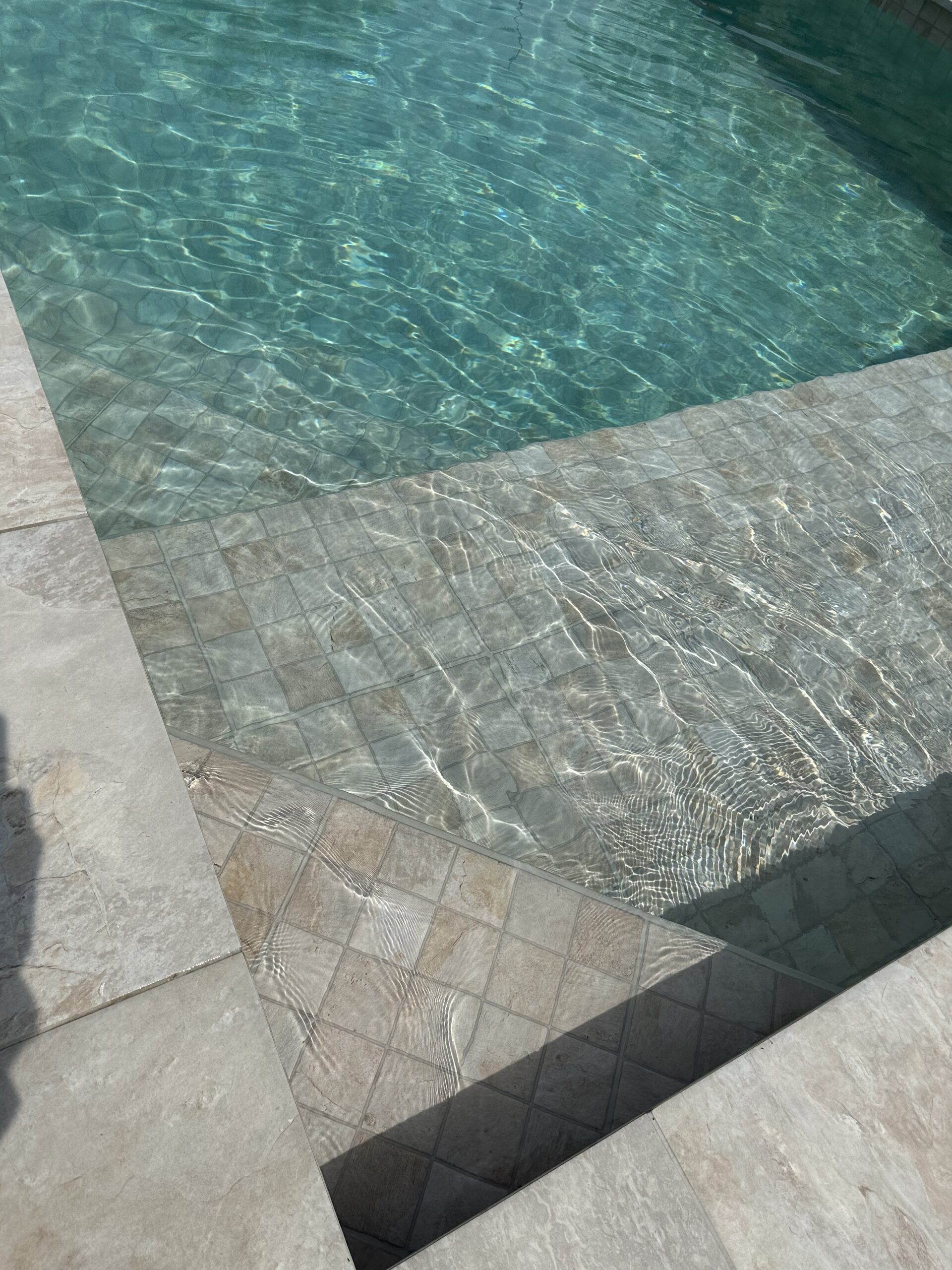 Carrelage piscine effet pierre