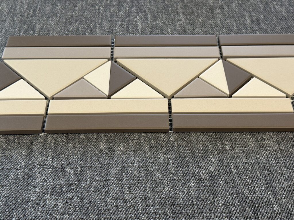 CARREAUX VICTORIAN MOSAÏQUE GOTHENBURG 29.5x29.5 | VotreCarrelage.com Frise Carreaux Victorian à motif géométrique mosaïque GOTHENBURG 29.5x29.5