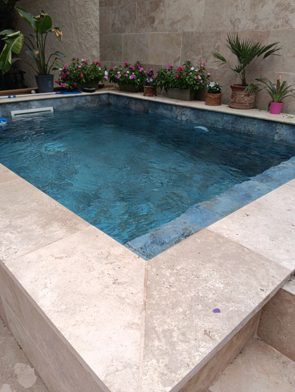 Margelle piscine en travertin beige mix
